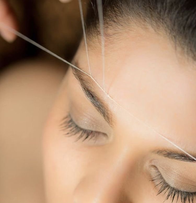 Epilazione sopracciglia con filo arabo — lavoro Manage Beauty a Napoli