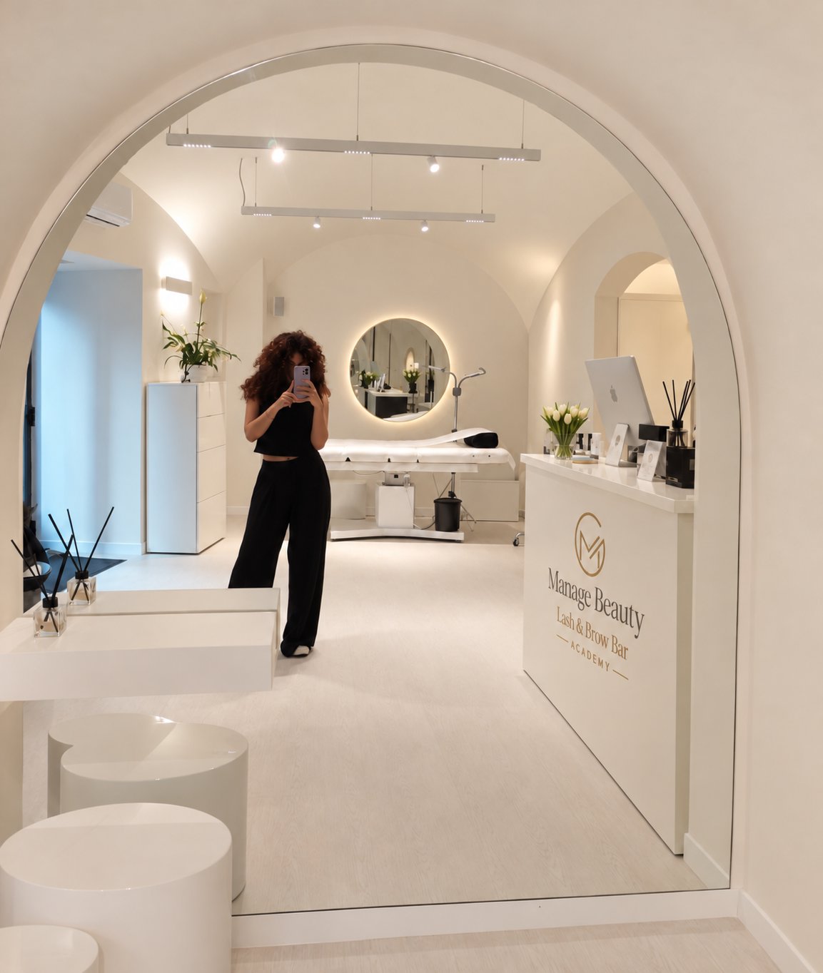 Gli ambienti luminosi del salone Manage Beauty a Napoli